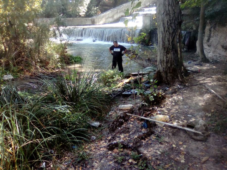 Voluntarios de Los Amigos del Pisuerga se encontraron desde colchones hasta ruedas y capazos de bebé durante las tareas
