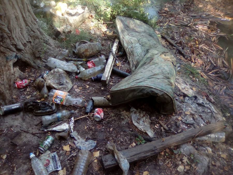 Voluntarios de Los Amigos del Pisuerga se encontraron desde colchones hasta ruedas y capazos de bebé durante las tareas