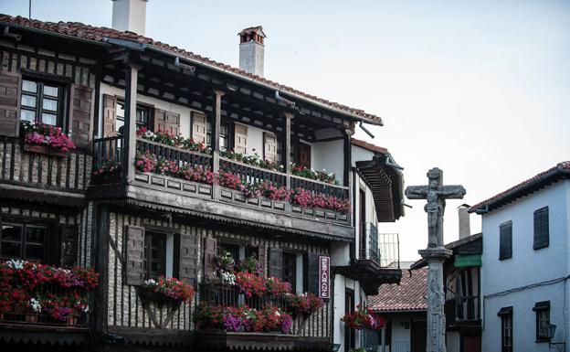 Imagen de las viviendas de la plaza mayor de La Alberca.