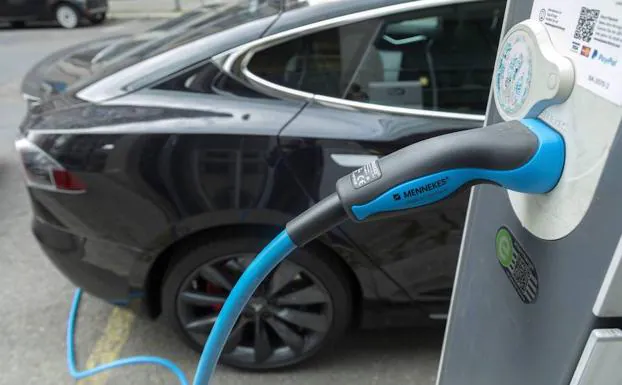 Un coche eléctrico conectado a la corriente.