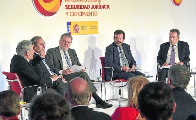 El ministro Íñigo Méndez de Vigo (tercero por la izda.) moderó la mesa en la que participó el vocal del CGPJ Vicente Guilarte (centro).