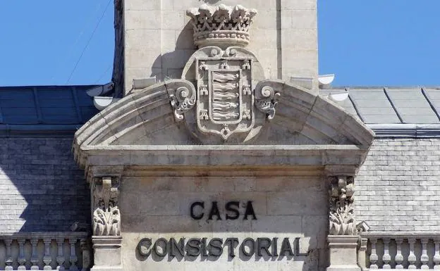 Fachada del Ayuntamiento de Valladolid con el escudo coronado por la laureada, que se mantendrá.