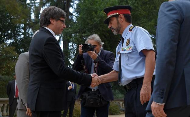 Carles Puigdemont estrecha la mano de Josep Lluis Trapero.