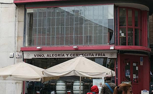 Pantalla gigante apagada en el interior del bar Volapié, en la Calle Real de Segovia. 