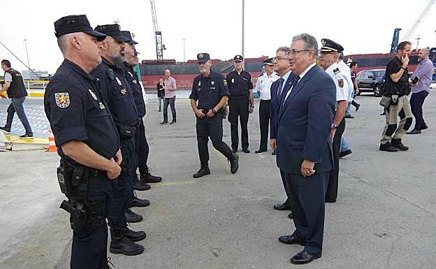 Zoido visita por sorpresa a los agentes en Barcelona.