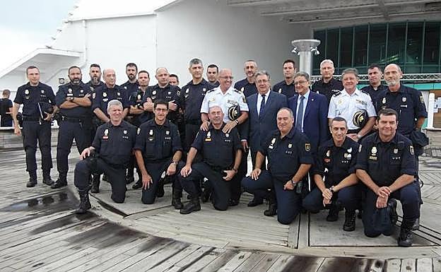 El ministro del Interior con los policías.