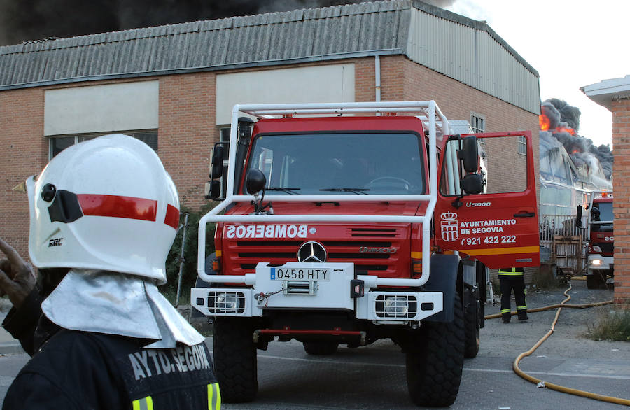 La nave afectada pertenece a la empresa Hijos De Plácido Hernández situada en el polígono de El Cerro de la capital segoviana