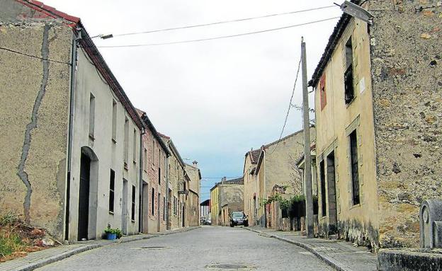 Viviendas en una de las calles de la localidad segoviana de Puebla de Pedraza.