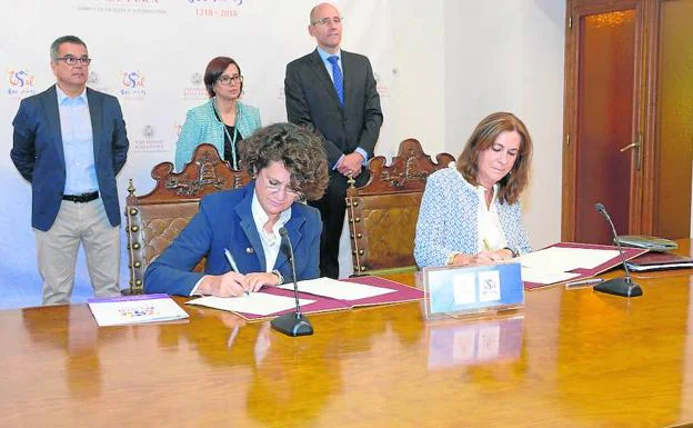 Mª Ángeles Serrano y Amparo Sánchez firman el convenio, acompañadas por Lorenzo Rivarés, Rosario Martín Ruano y Luis González. 