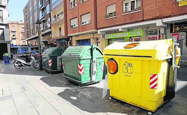 Contenedores que se van a soterrar en la calle Panaderas.