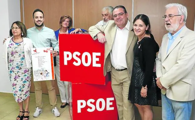 Fernando Vegas posa con miembros de la candidatura que encabeza para conquistar la Secretaría General del PSOE en Salamanca. 