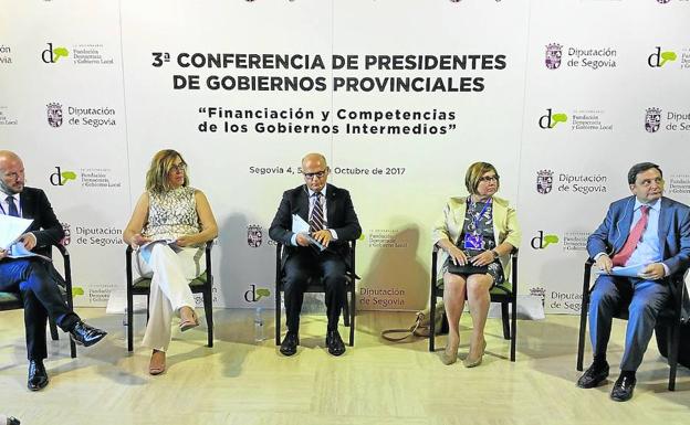 Ángeles Armisén, segunda por la izquierda, en la mesa redonda.