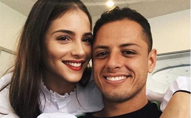 Chicharito junto a su novia Andrea Duro. 