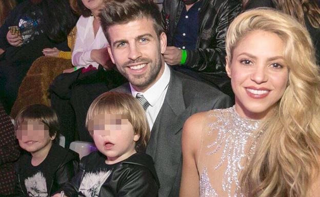 Piqué con Shakira, acompañados por sus hijos Mila y el más pequeño Sasha. 