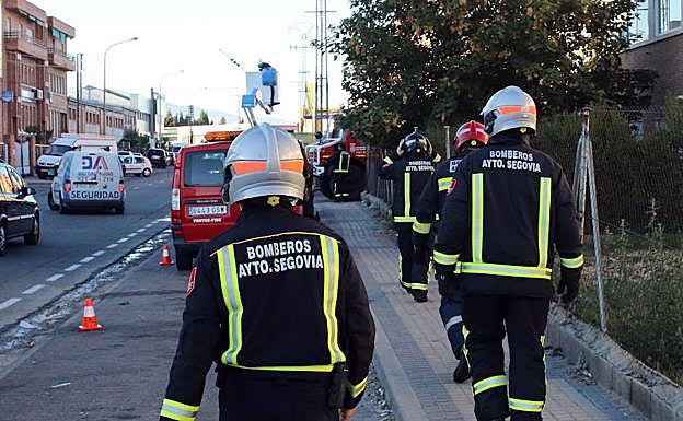 Los bomberos, en el lugar del incendio. De Torre