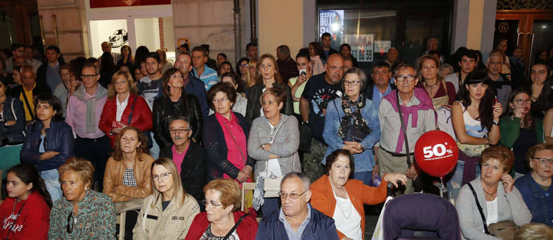 Las calles de la localidad se llenaron de consumidores que disfrutaron de la octava edición de la fiesta nocturna del comercio