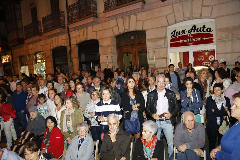 Las calles de la localidad se llenaron de consumidores que disfrutaron de la octava edición de la fiesta nocturna del comercio