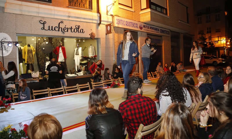 Las calles de la localidad se llenaron de consumidores que disfrutaron de la octava edición de la fiesta nocturna del comercio