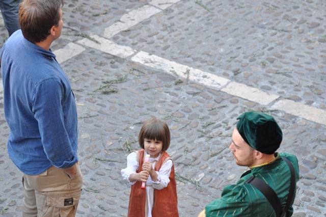 La artesanía llena Tordesillas con 150 puestos en un mercado medieval en el que se ha rendido homenaje a los 24 artesanos que desde el primer año de la iniciativa han acudido al municipio