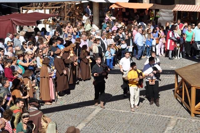 La artesanía llena Tordesillas con 150 puestos en un mercado medieval en el que se ha rendido homenaje a los 24 artesanos que desde el primer año de la iniciativa han acudido al municipio
