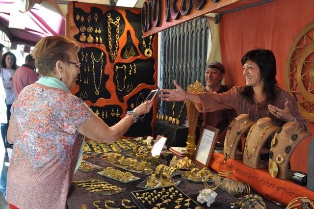 La artesanía llena Tordesillas con 150 puestos en un mercado medieval en el que se ha rendido homenaje a los 24 artesanos que desde el primer año de la iniciativa han acudido al municipio