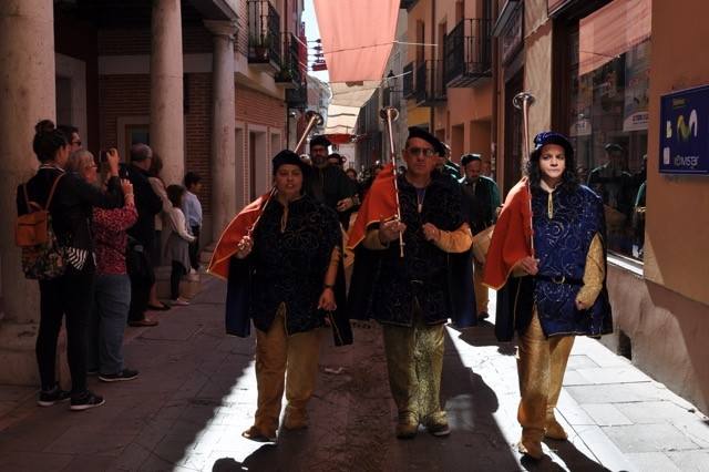 La artesanía llena Tordesillas con 150 puestos en un mercado medieval en el que se ha rendido homenaje a los 24 artesanos que desde el primer año de la iniciativa han acudido al municipio