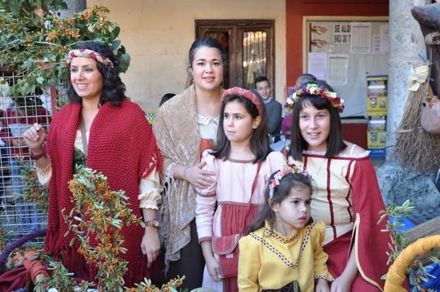 La artesanía llena Tordesillas con 150 puestos en un mercado medieval en el que se ha rendido homenaje a los 24 artesanos que desde el primer año de la iniciativa han acudido al municipio