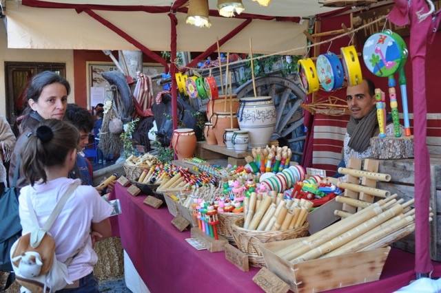 La artesanía llena Tordesillas con 150 puestos en un mercado medieval en el que se ha rendido homenaje a los 24 artesanos que desde el primer año de la iniciativa han acudido al municipio