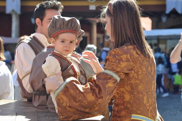 La artesanía llena Tordesillas con 150 puestos en un mercado medieval en el que se ha rendido homenaje a los 24 artesanos que desde el primer año de la iniciativa han acudido al municipio