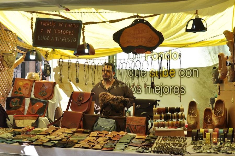 La artesanía llena Tordesillas con 150 puestos en un mercado medieval en el que se ha rendido homenaje a los 24 artesanos que desde el primer año de la iniciativa han acudido al municipio