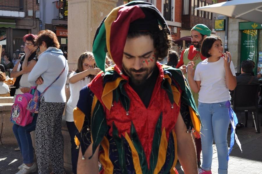 La artesanía llena Tordesillas con 150 puestos en un mercado medieval en el que se ha rendido homenaje a los 24 artesanos que desde el primer año de la iniciativa han acudido al municipio