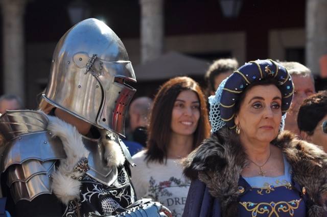La artesanía llena Tordesillas con 150 puestos en un mercado medieval en el que se ha rendido homenaje a los 24 artesanos que desde el primer año de la iniciativa han acudido al municipio
