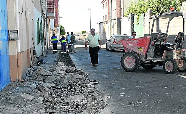 Obras en las aceras de la calle de Colombia. 