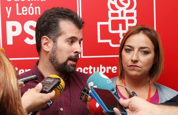 Luis Tudanca y Miriam Andrés, en sus declaraciones a los periodistas, este sábado.