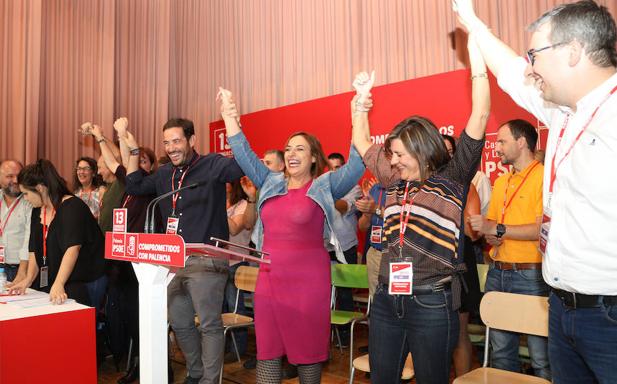 Miriam Andrés celebra con su ejecutiva al finalizar el congreso del PSOE.