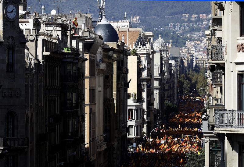 Miles de personas se conentran en la capital catalana para «recuperar la sensatez»