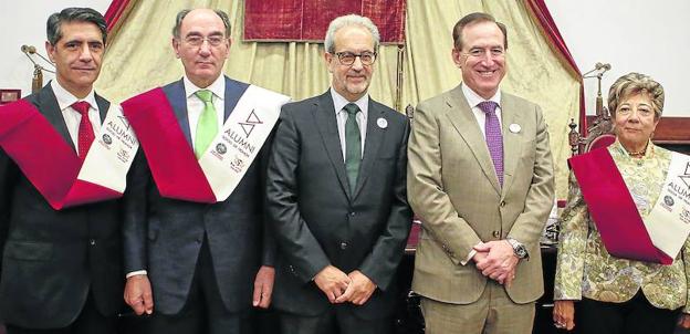 Manuel Ventero; Ignacio Sánchez Galán; el rector, Daniel Hernández; el presidente de Mapfre y Alumni, Antonio Huertas; y Araceli Mangas