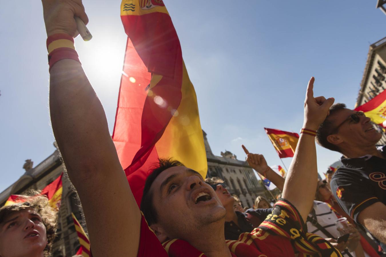 Miles de personas se conentran en la capital catalana para «recuperar la sensatez»