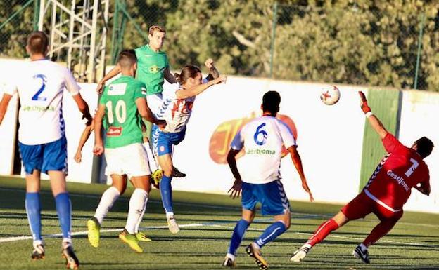 Una de las acciones de ataque del CD Guijuelo ante el Rayo Majadahonda. 