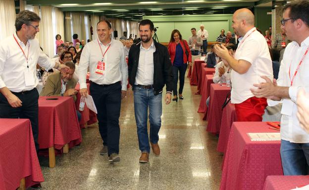 Aceves y Tudanca son aplaudidos por los delegados socialistas en el congreso del PSOE de Segovia de este domingo. 