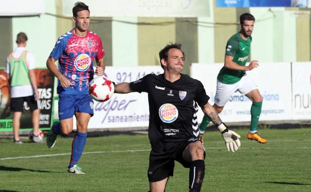 Pablo saca rápido con la mano durante el choque disputado en La Albuera.