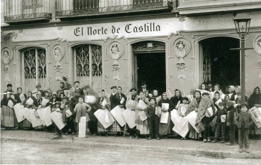 Fotografía de niños y mujeres repartidores de El Norte de Castilla, en 1885.