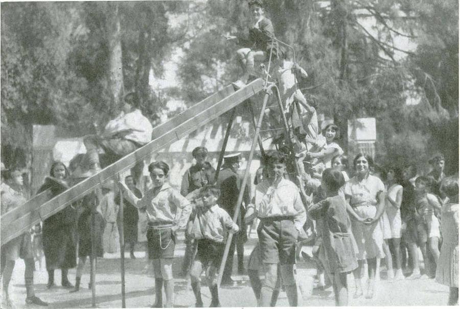 Niños en la inauguracion del parque del Poniente en julio de 1933.