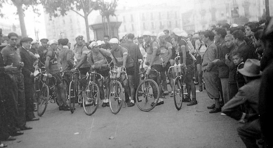 Desde la Acera de Recoletos los ciclistas se disponen a iniciar la segunda etapa de la primera Vuelta Ciclista a España que arrancó en Madrid el 29 de abriel de 1935.