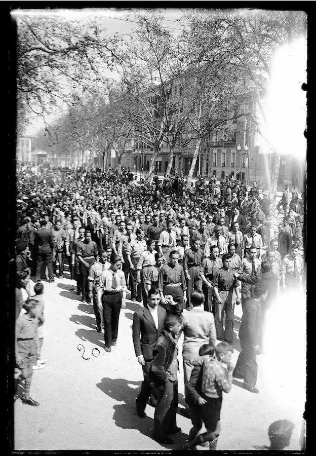 Desfile del PSOE por la Acera de Recoletos el 1 de mayo de 1936 tras las elecciones de febrero de 1936.