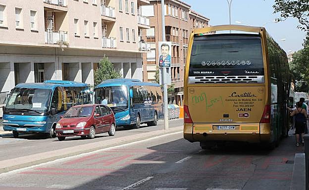 Autobuses parados en Ezequiel González durante las obras en la estación. 