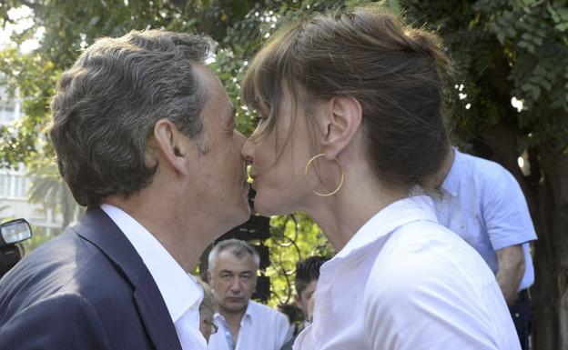 Carla Bruni besa a Nicolas Sarkozy. 