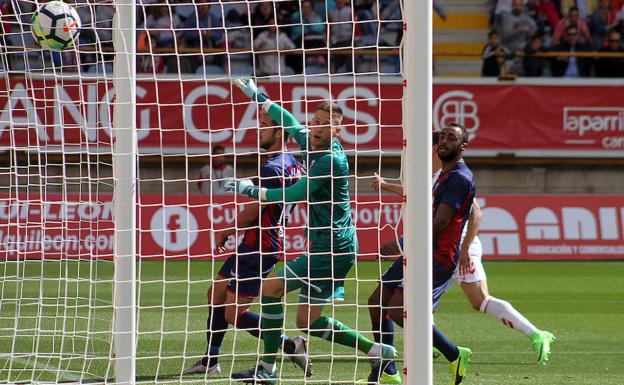 Yeray anota uno de sus goles ante el Huesca.