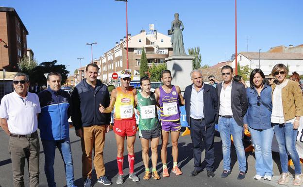 Autoridades locales, el delegado provincial y el diputado de Deportes junto a los tres primeros atletas de la Media Maratón, Nieto (centro), Rodríguez y Marcos. 