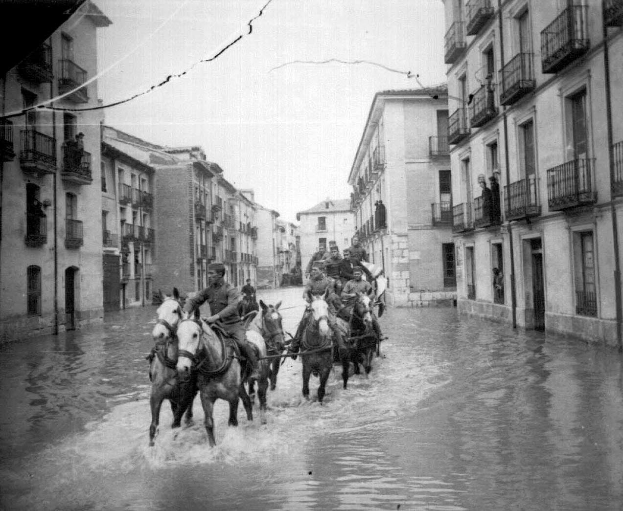 Militares a caballo en las inundaciones de 1926, calle Marqués del Duero.